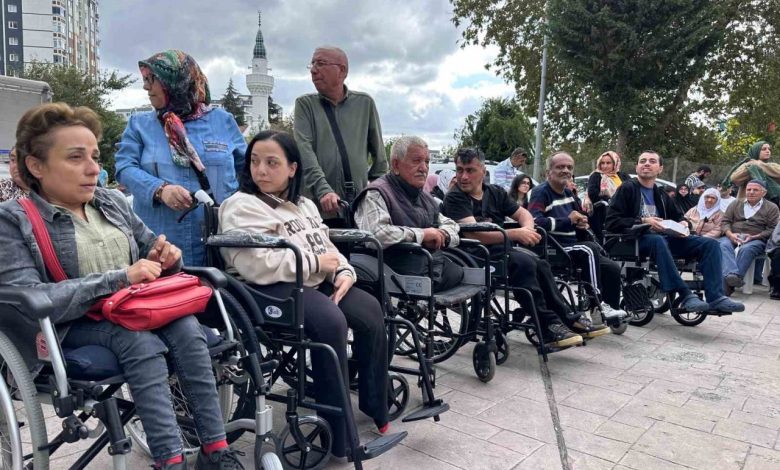 polis memurundan ihtiyac sahibi engellilere akulu sandalye destegi ee6566e39375 |