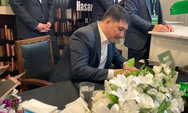 prof dr hasan dogan ankara kitap fuarinda okurlariyla bulustu a3a5bdf2bcde |