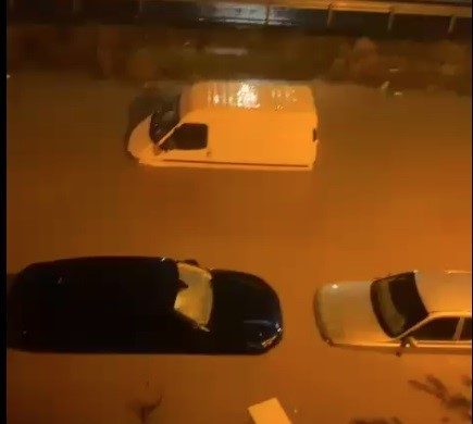 Sağanak Bergama’yı vurdu, sokaklar göle döndü 1 saganak bergamayi vurdu sokaklar gole dondu 834b252140ba |