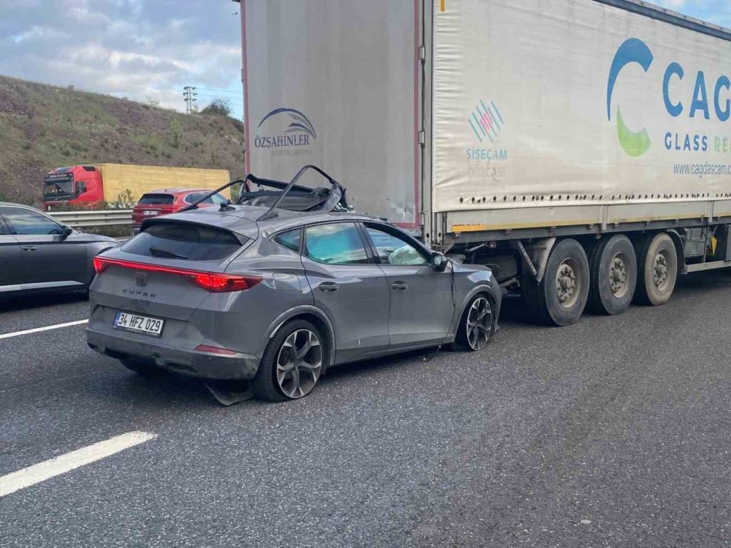 sancaktepede otomobil tira arkadan carpti surucu sikisarak yaralandi 8aaa378e0648 |