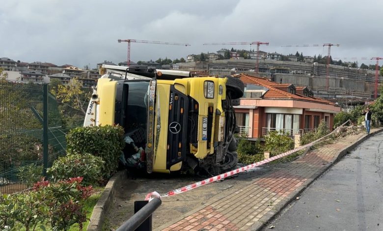 Sarıyer’de sürücüsünün direksiyon hakimiyetini kaybettiği tır devrildi 1 sariyerde surucusunun direksiyon hakimiyetini kaybettigi tir devrildi ab4070a6d0a6 |
