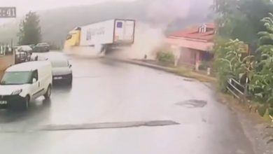 Sarıyer’de yoldan çıkarak devrilen tırın kaza anları kameraya yansıdı 4 sariyerde yoldan cikarak devrilen tirin kaza anlari kameraya yansidi 0b44cbd20b63 |