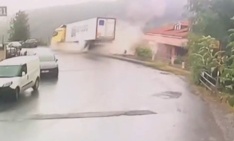 Sarıyer’de yoldan çıkarak devrilen tırın kaza anları kameraya yansıdı 1 sariyerde yoldan cikarak devrilen tirin kaza anlari kameraya yansidi 0b44cbd20b63 |