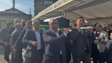 Şehit babası son yolculuğuna uğurlandı 5 sehit babasi son yolculuguna ugurlandi 962a17d81fdb |