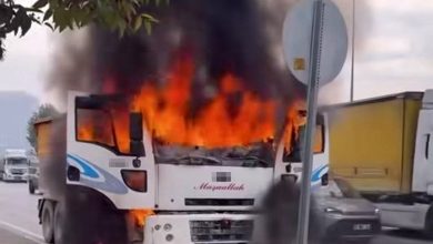 Seyir halindeki kamyon alev alev yandı 6 seyir halindeki kamyon alev alev yandi 11b13f6a8d10 |