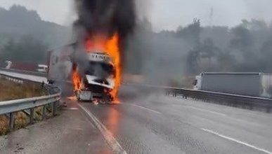 seyir halindeki tir alev alev yandi cf080a37921e |