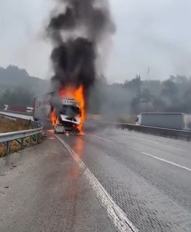 Seyir halindeki tır alev alev yandı 1 seyir halindeki tir alev alev yandi cf080a37921e |