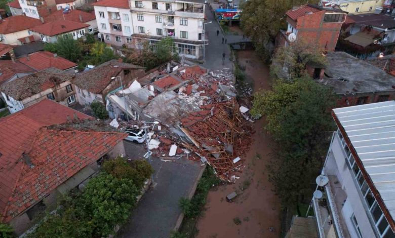 Sındırgı depreminde çöken binalar sabahın ilk ışıklarıyla böyle görüntülendi 1 sindirgi depreminde coken binalar sabahin ilk isiklariyla boyle goruntulendi d0c20ffb4642 |