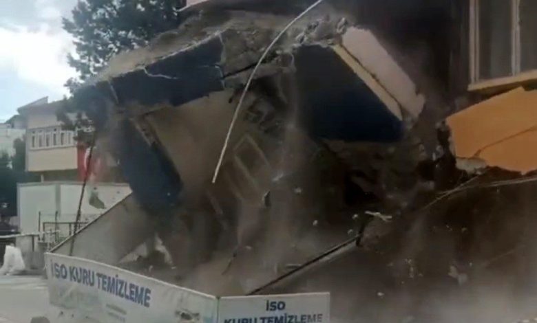Sındırgı’da depremde hasar gören bina kendiliğinden yıkıldı 1 sindirgida depremde hasar goren bina kendiliginden yikildi 2768ee392a33 |