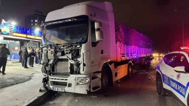 Sultangazi’de kontrolden çıkan tır, park halindeki 5 araca çarptı: 1 yaralı 3 sultangazide kontrolden cikan tir park halindeki 5 araca carpti 1 yarali f51f267f7a06 |