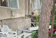tahliye karari verilen 6 katli binanin balkonu coktu 1 yarali 0fb7810b87d8 |