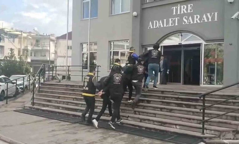 Tire’de iş yerlerini kurşunlayan şüpheliler yakalandı 1 tirede is yerlerini kursunlayan supheliler yakalandi 4f3da4e36a77 |