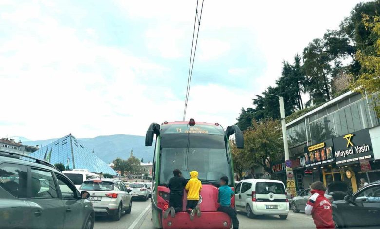 Tramvayın arkasına tutunup ölümle burun buruna geldiler 1 tramvayin arkasina tutunup olumle burun buruna geldiler f895249fdda7 |
