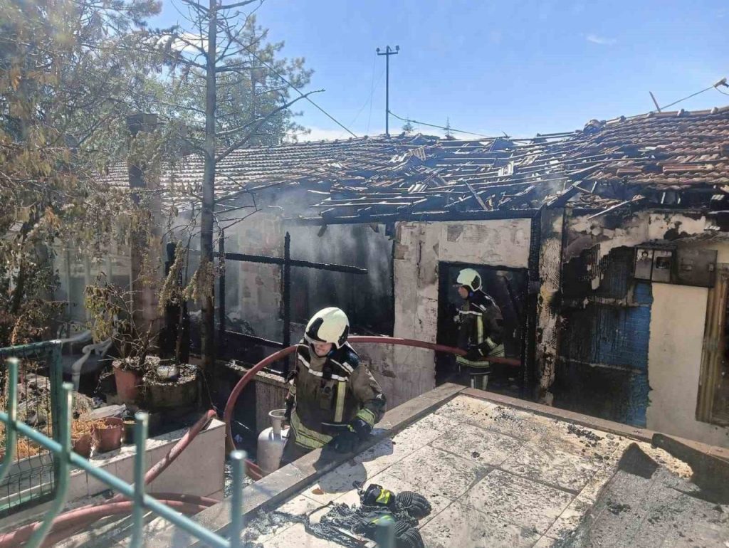 tup patlamasi nedeniyle ciktigi iddia edilen yangin gecekonduyu kullanilamaz hale getirdi 19f137bf5764 |