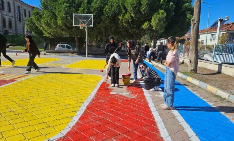 universiteli genclerden ilkokula cocuklar icin oyun alani 90478cfe5d3f |