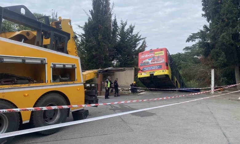 Üsküdar’da el freni çekilmeyen İETT otobüsü sitenin duvarını yıktı 1 uskudarda el freni cekilmeyen iett otobusu sitenin duvarini yikti 51b4c69bf3b9 |