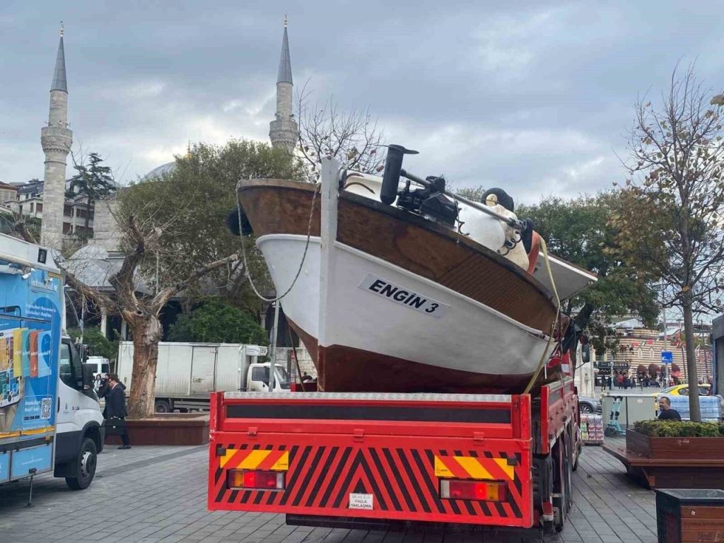 uskudarda yolcu motoru balikci teknesine carpti 13bd2d5d7472 |