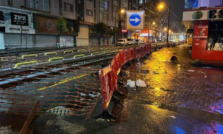 Zeytinburnu’nda tramvay yoluna giren araç, raylarda sıkıştı 1 zeytinburnunda tramvay yoluna giren arac raylarda sikisti 6666558cc16d |
