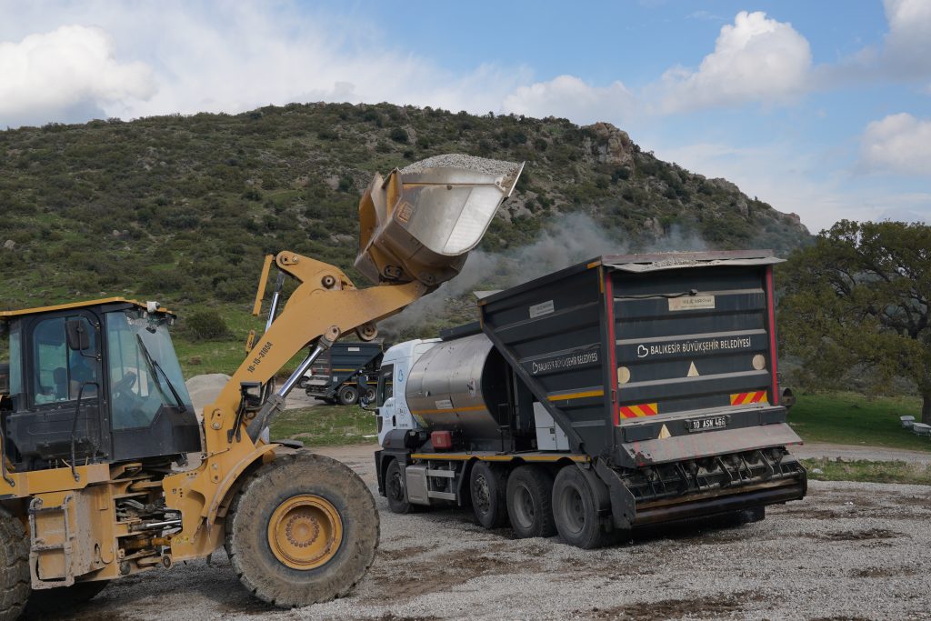 Burhaniyede Calli ve Kuyucak baglanti yolu guvenli hale get |