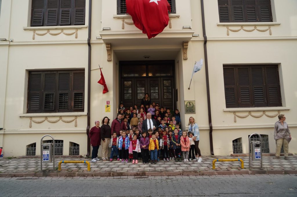 Edremit Belediyesi Atatürk Kültür Evi’ne ziyaretçi akını 5 IMG 20251106 WA0027 |