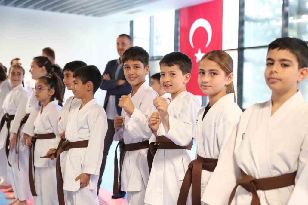aliaga belediyesi karate kursunda 75 sporcu yeni kusagina kavustu e199ebb69a80 |