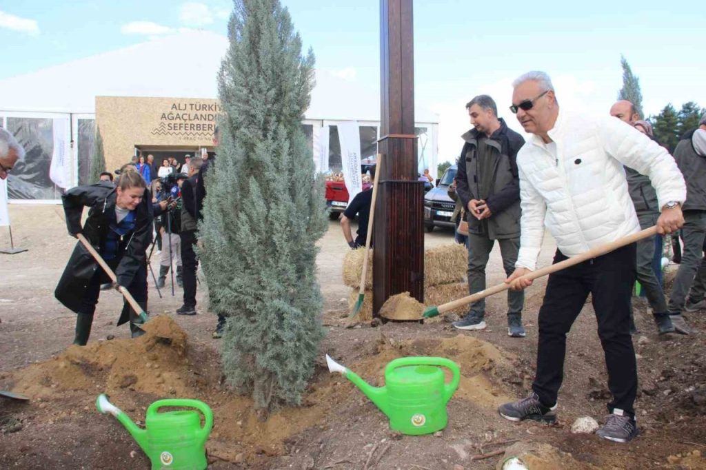 alj turkiye izmirde 312 bin fidani toprakla bulusturdu 105225074889 |