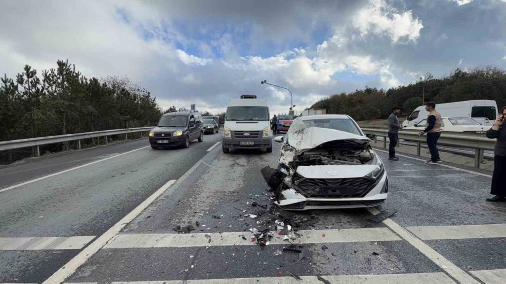 arnavutkoy yolunda zincirleme kaza 3 arac birbirine kitlendi 71bf528dd8d7 |