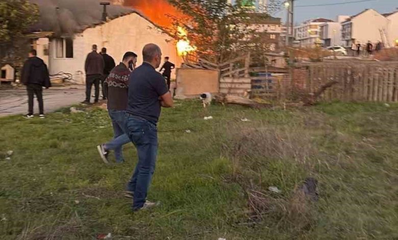 Arnavutköy’de gecekondu alev alev yandı 1 arnavutkoyde gecekondu alev alev yandi a0d658ec6105 |