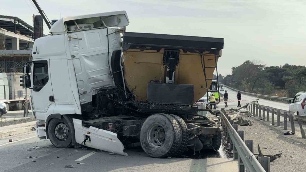 arnavutkoyde iki kamyon carpisti surucu arac icinde sikisti e7743b914b57 |