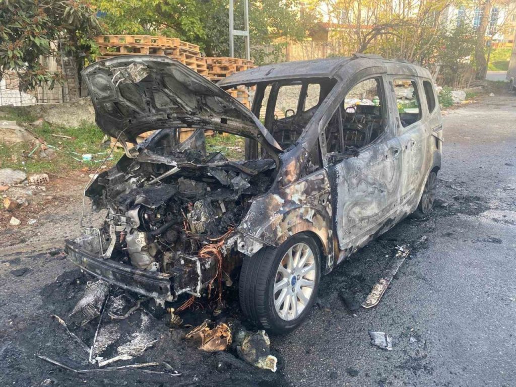 atasehirde hafif ticari arac alev alev yandi 1cf33eb245ac |