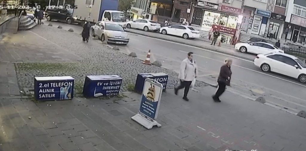 atasehirde kamyonet duraga daldi kaza ani kamerada 0e49d27bfbb2 |