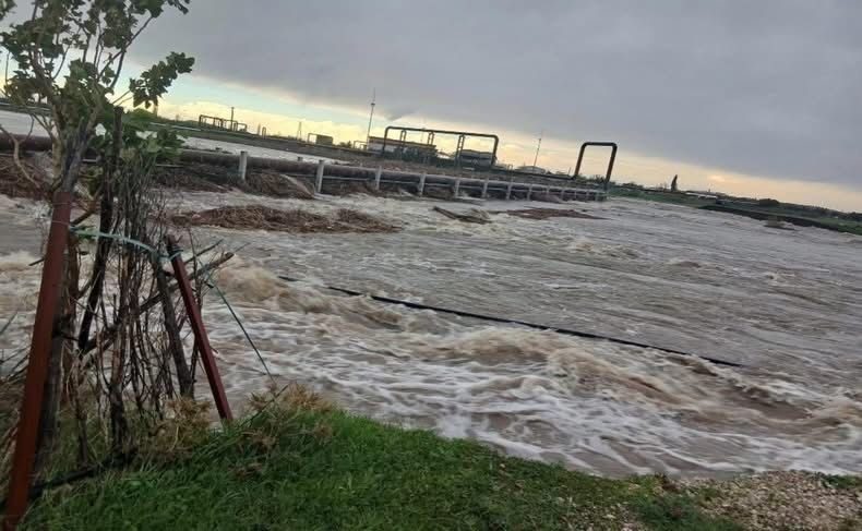 ayvacikta asiri yagis nedeniyle tuzla cayi tasti tarim arazileri sular altinda kaldi b98ef51432a4 |