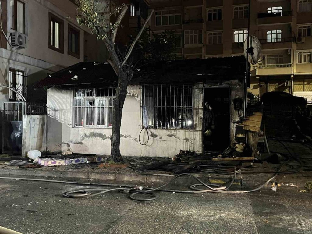 bagcilarda gecekondu yangini anne ve 4 cocugu dumandan etkilendi abe17a6d6824 |