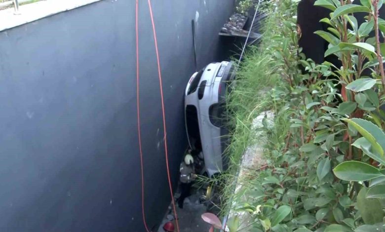 Bahçelievler’de direksiyon hakimiyetini kaybeden sürücü çok sayıda araca çarpıp boşluğa düştü. Sürücüyü kurtarma çalışması devam ediyor. 1 bahcelievlerde direksiyon hakimiyetini kaybeden surucu cok sayida araca carpip bosluga dustu surucuyu kurtarma calismasi devam ediyor 48c04e33aa8e |