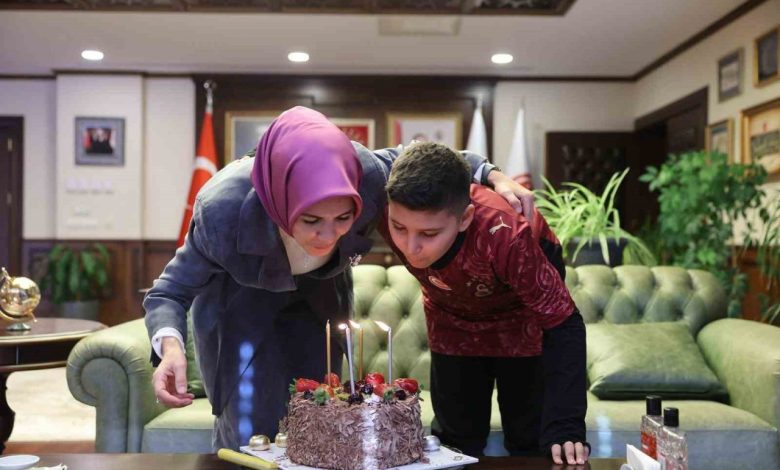 Bakan Göktaş şehidin oğlunun doğum gününü bakanlıkta kutladı 1 bakan goktas sehidin oglunun dogum gununu bakanlikta kutladi 4bdffbd1fcd7 |