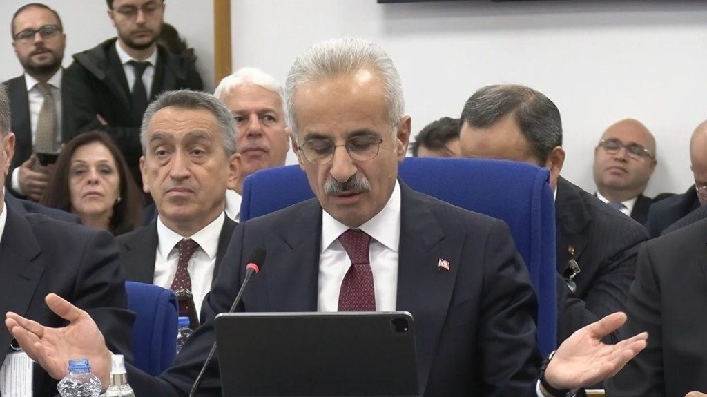 bakan uraloglu sizin kargalar ucmaz dediginiz sabiha gokcende 40 milyon insan uctu 3fd26705086f |