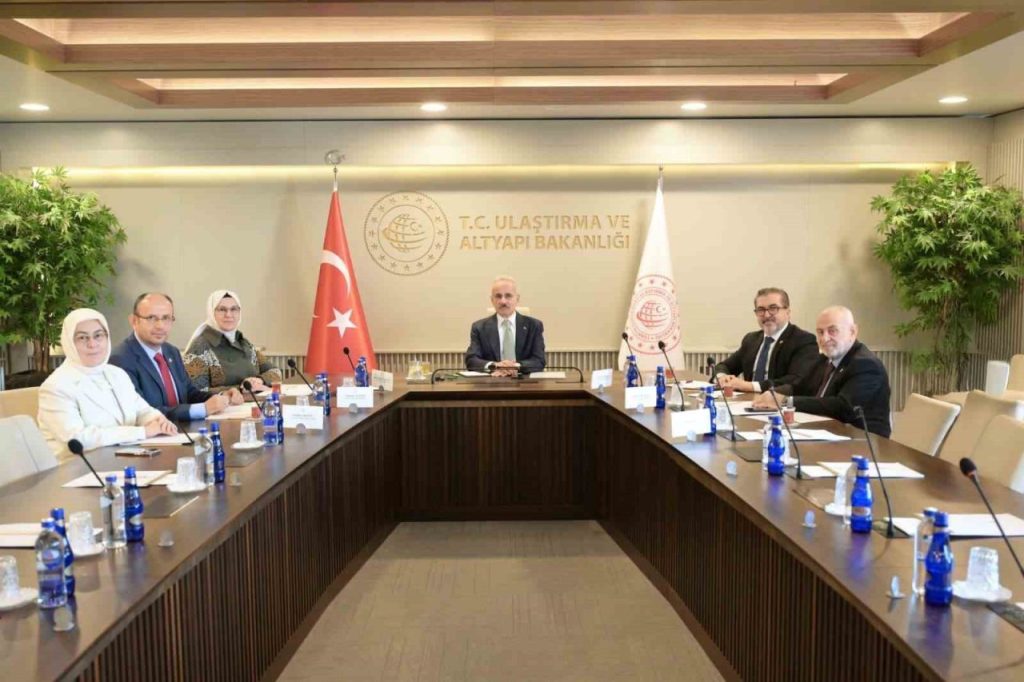 bakan uraloglu sosyal medyada genclerimizin dijital dunyada daha guvenli yer alabilmelerini saglamak icin yapilabilecekleri ele aldik 373b126655be |