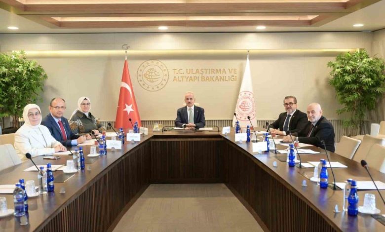 bakan uraloglu sosyal medyada genclerimizin dijital dunyada daha guvenli yer alabilmelerini saglamak icin yapilabilecekleri ele aldik 373b126655be |