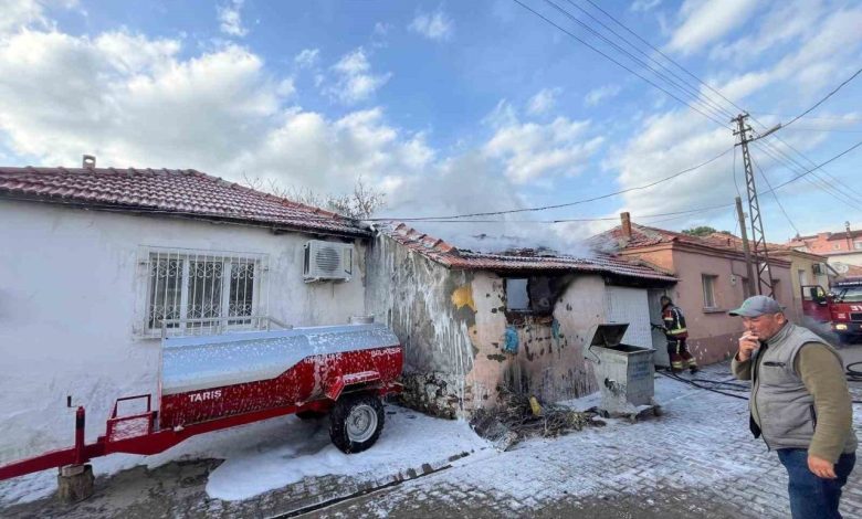 Ayvalık’ta depoda yangın 1 balikesirde depoda yangin 54a824c6014c |