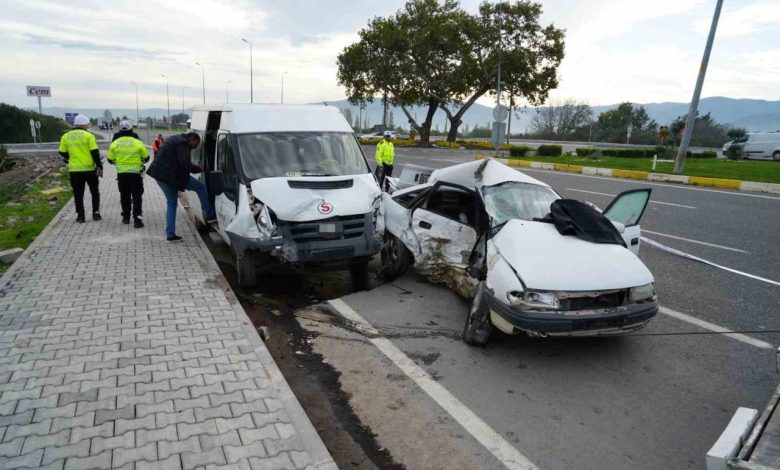 balikesirde isci servisi ile otomobil carpisti 1 olu 4 yarali c9d102482329 |