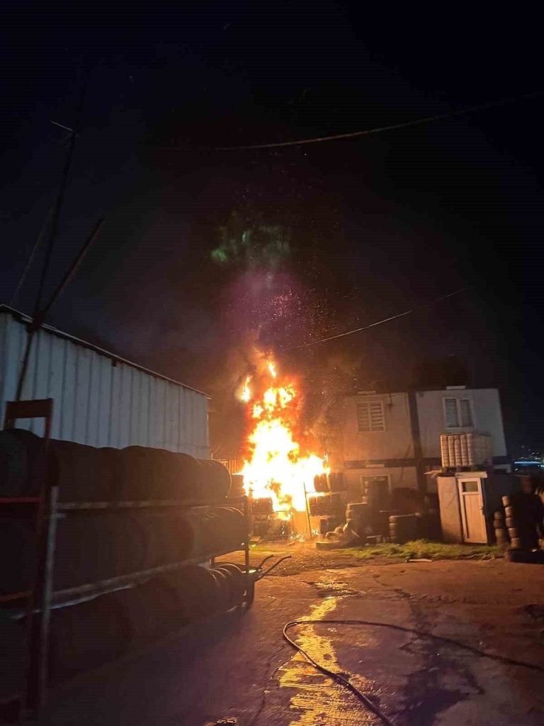 basaksehirde sobadan sicrayan kivilcimlar iki is yerini yakti 73821a2b57b7 |