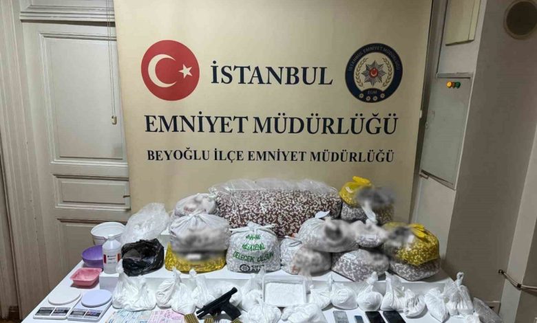 beyoglu ve kagithanede uyusturucu operasyonu hap satan 2 kadin gozaltinda 8f516ddffbf3 |