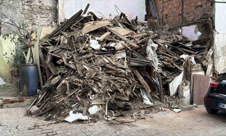 Beyoğlu’nda kısmi çökme yaşanan ahşap bina tamamen yıkıldı 1 beyoglunda kismi cokme yasanan ahsap bina tamamen yikildi fc7a16dde1f2 |