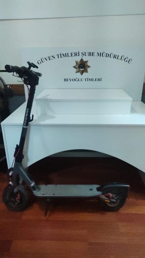 beyoglunda scooter hirsizligi kamerada 2 gozalti 9bd05b7247b3 |