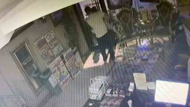 bocek ailesinin kapinin kilitli olmasindan dolayi otelden cikamadigi anlar kameraya yansidi 41c5cf3c7455 |