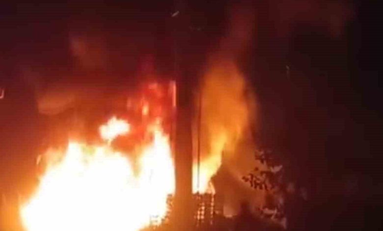 Bursa’da trafo yangını meyve kasalarına sıçradı 1 bursada trafo yangini meyve kasalarina sicradi 430854f0f497 |