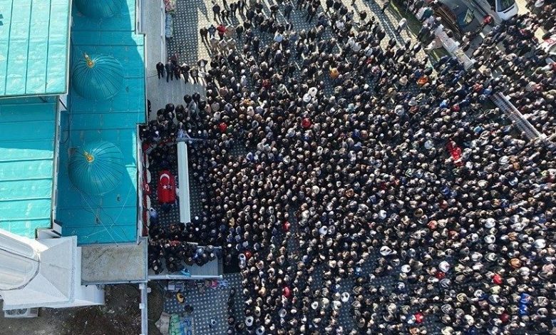 Bursalı şehit binbaşıyı binlerce kişi uğurladı 1 bursali sehit binbasiyi binlerce kisi ugurladi 61502ad333bd |