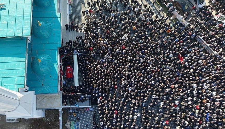 bursali sehit binbasiyi binlerce kisi ugurladi 61502ad333bd |