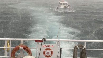 canakkale bogazinda makine arizasi yaparak suruklenen tekne kurtarildi 60d5e0d24542 |