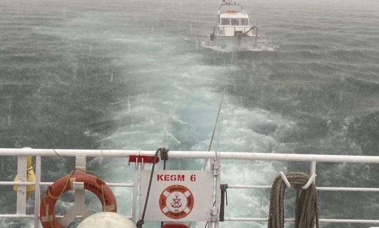 canakkale bogazinda makine arizasi yaparak suruklenen tekne kurtarildi 60d5e0d24542 |